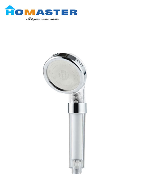 Shower head with filter cartridge